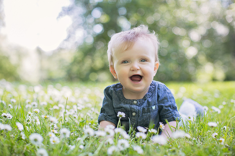A great list of 10 photos to take during babys first six months. Plus tips for each... from a professional photographer!