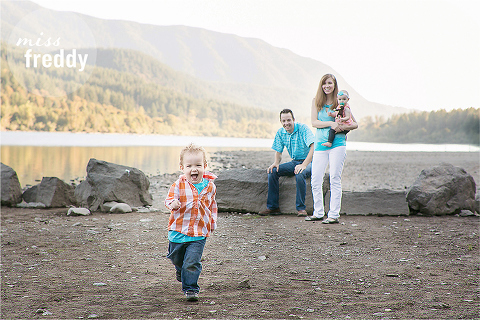 When you get out the camera, do your kids always flash the dreaded cheese face?  Check out these easy tips for capturing authentic smiles in your photos from Miss Freddy, a professional kids photographer in Seattle!