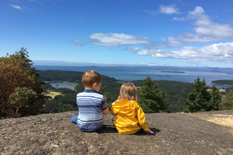 The San Juan Islands are a perfect weekend getaway from Seattle. Check out these ideas for things to do while visiting the San Juan Islands with kids!